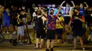 Pendukung FC Barcelona mendatangi Camp Nou dan berkumpul di depan markas klub, setelah mendengar kabar Lionel Messi yang akan hengkang, di Barcelona, Selasa (25/8/2020). Mereka melakukan protes meminta Presiden Barcelona, Josep Maria Bartomeu, berhenti dari jabatannya. (Pau BARRENA/AFP)