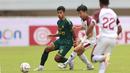 Pemain PSM Makassar, Kenzo Nambu (tengah), berusaha merebut bola dari pemain Persikabo 1973, Syahrul L Lasinari (kiri), dalam pertandingan lanjutan pekan ketiga BRI Liga 1 2023/2024 yang berlangsung di Stadion Pakansari, Cibonong, Jawa Barat, Jumat (14/7/2023). (Bola.com/Abdul Aziz)