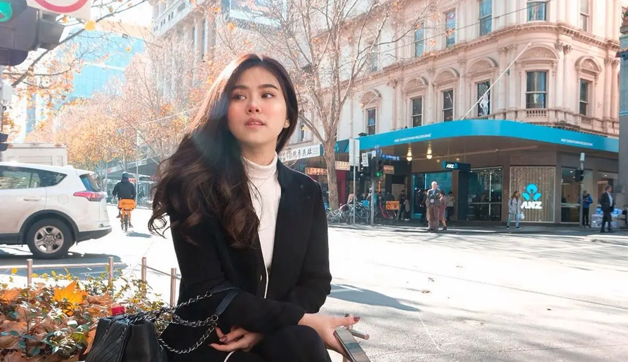 Melisa Hartanto, kontestan Indonesian Idol yang kini namanya semakin meroket di dunia hiburan Tanah Air. Tak hanya suara merdu, penampilan Melisa saat berlibur di Australia sangat menawan. Ia sangat bisa memilih pakaian yang pas untuk berlibur di kawasan kota Melbourne.(Liputan6.com/IG/@melisahart_)