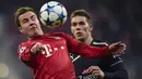 Pemain Bayern Munchen, Mario Goetze mengontrol bola dibayangi pemain Dinamo Zagreb pada laga Liga Champions di Stadion Allianz Arena, Jerman, Rabu (30/9/2015). (AFP Photo/Guenter Schiffmann)