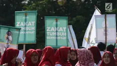 Badan Amil Zakat Nasional (Baznas) melakukan pawai simpatik menyambut Ramadan 1440 Hijriah di Patung Kuda, Jakarta, Jumat (3/5/2019). Dalam aksinya, Baznas menyerukan kewajiban membayar zakat, mengingat Ramadan semakin dekat. (merdeka.com/Imam Buhori)