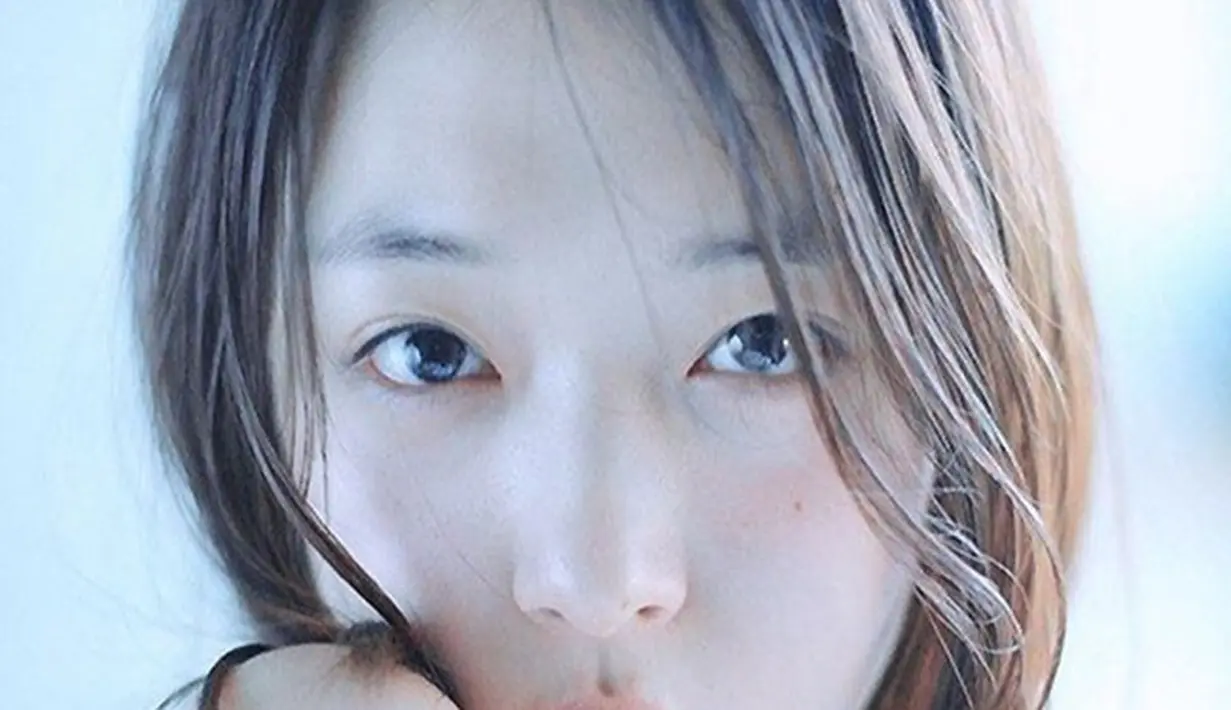 Bahkan, Sulli f(x) kini tampil lebih berani, dirinya juga berfoto topless dengan rambut basah yang tergerai. Kekasih dari Choiza ini semakin membuat netizen geram. (Koreaboo)