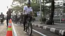 Gubernur DKI Jakarta Anies Baswedan bersama jajaran melakukan test jalur sepeda dari Jakarta International Veldrome menuju Balai Kota DKI Jakarta, Jumat (20/9/2019). Anies menjelaskan, selain difungsikan untuk olahraga sepeda juga bisa menjadi kendaraan jarak dekat. (Liputan6.com/Faizal Fanani)