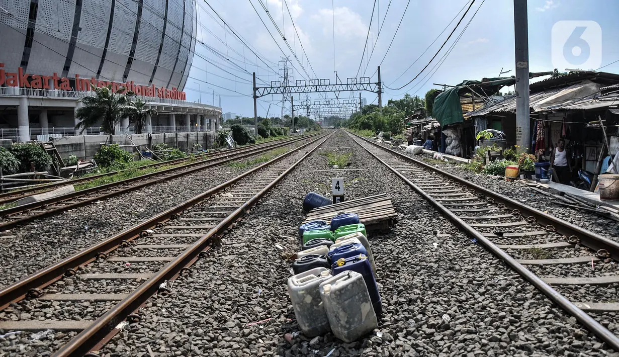Suasana rel kereta yang bersebelahan dengan Jakarta International Stadium, Kelurahan Papanggo, Tanjung Priok, Jakarta Utara, Selasa (22/2/2022). Keberadaan JIS mengkhawatirkan warga Pela-Pela karena permukiman mereka akan tergusur. (merdeka.com/Iqbal S. Nugroho)