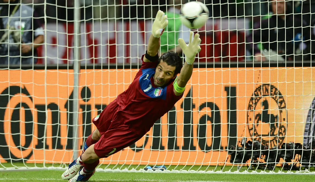 Gianluigi Buffon - Penjaga gawang Italia ini mencatat cleansheet delapan kali sepanjang putaran final Piala Eropa. Bermain sebanyak 1620 menit pada Euro 2004, 2008, 2012, dan 2016, ia hanya mencatat 14 kali kebobolan. (Foto: AFP/Janek Skarzynski)