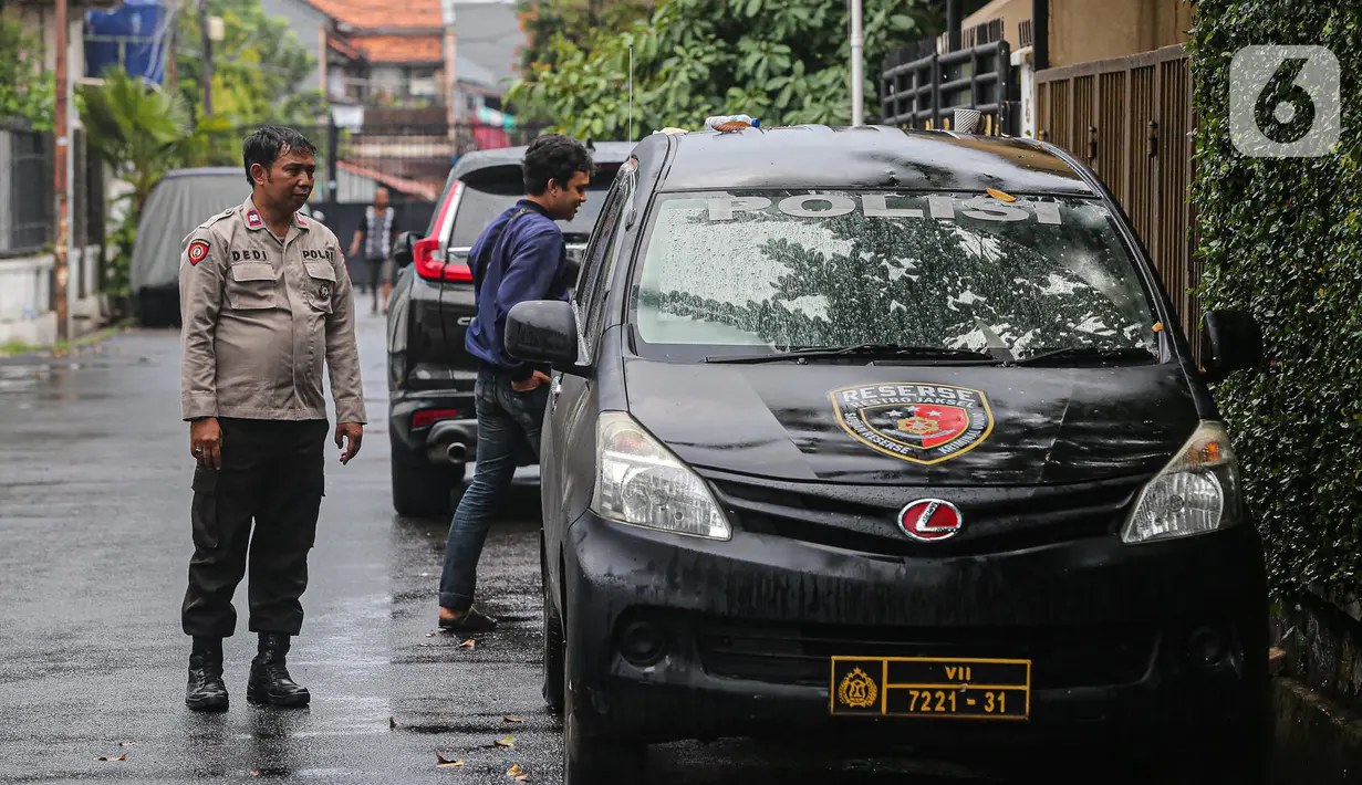Petugas kepolisian berjaga di rumah dinas Kadiv Propam Polri Irjen Ferdy Sambo di Kompleks Polri Duren Tiga, Pancoran, Jakarta Selatan , Rabu (13/7/2022). Brigadir J tewas dalam baku tembak dengan sesama anggota polisi berinisial Bharada E pada Jumat (8/7/2022) sekitar pukul 17.00 WIB. (Liputan6.com/Faizal Fanani)