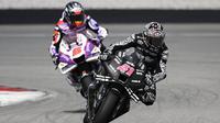 Pebalap Aprilia Racing, Aleix Espargaro (kanan) dan pebalap Prima Pramac Racing, Johann Zarcho memacu motornya saat sesi tes pramusim MotoGP 2023 yang berlangsung di Sirkuit Sepang, Malaysia, Sabtu (10/02/2023). Seperti sebelumnya, hanya ada lima tes pramusim resmi yang diizinkan, yaitu di Malaysia (10-12 Februari) dan Portugal (11-12 Maret). (AFP/Mohd Rasfan)
