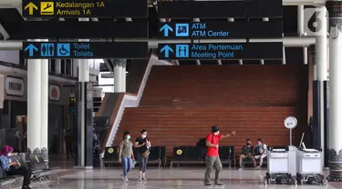 Suasana area Terminal 1 Bandara Soekarno-Hatta, Tangerang, Banten, Jumat (1/4). Per 1 April 2022, PT Angkasa Pura II (Persero) mengaktifkan kembali Terminal 1 Bandara Soekarno Hatta untuk melayani keberangkatan dan kedatangan penumpang pesawat rute domestik. (Liputan6.com/Angga Yuniar)