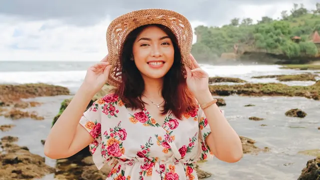 bahagia tersenyum santai baik