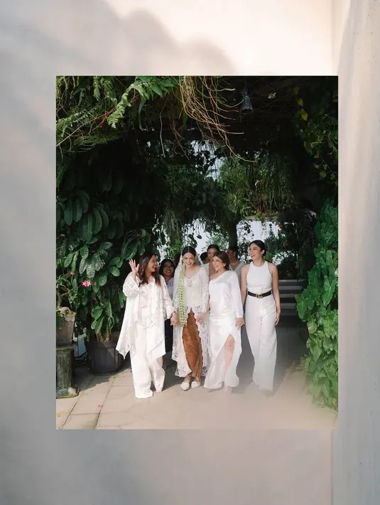 Saat momen akad nikah Hana, Ranty tampil mengenakan blus peplum warna putih dengan kerah leher v-neck. Blusnya dipadukan dengan rok lace warna senada. [@raravers.id/@sarahkiehl/@hanahaho].