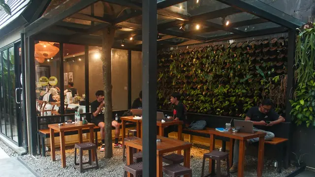 Lorong Kopi — Menembus Lorong Gelap 50 Meter untuk Secangkir Kopi