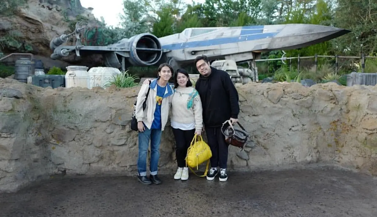 Dinda Kamil dan Iqbal sangat dekat dan sering mengunggah foto berdua. Bahkan seringkali netizen menyangka Dinda adalah ibu kandung Iqbal Ramadhan. (Foto: Dinda Kamil/ Instagram)