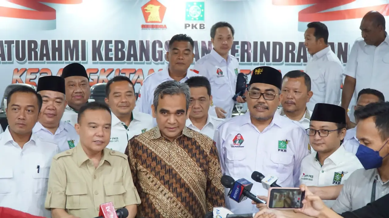 Waketum PKB Jazilul Fawaid dan Sekjen Gerindra Ahmad Muzani bersama sejumlah elite kedua parpol usai bertemu membahas Koalisi Kebangkitan Indonesia Raya jelang Pemilu 2024. (Merdeka.com)