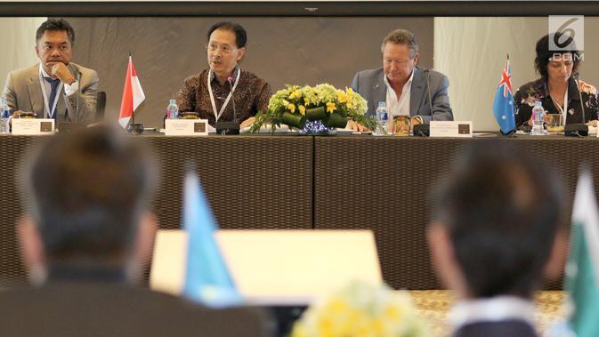 President Commissioner Emtek, Eddy Sariaatmadja dari Indonesia (kedua dari kiri) saat membuka Process Business Forum 2018, yang diikuti pebisnis dari beberapa negara di Hotel Sofitel Nusa Dua, Bali, Senin (6/8). (Liputan6.com/Johan Tallo)