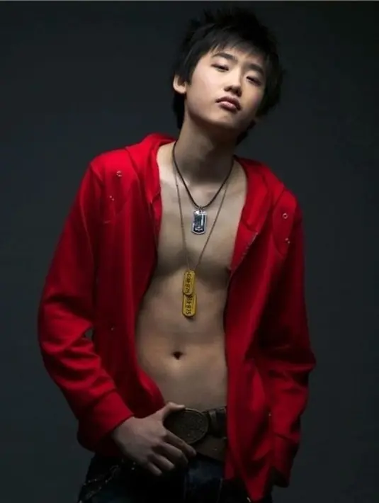 Lee Jong Suk dikenal sebagai aktor yang selalu tampil rapi. Akan tetapi saat muda, ia pernah bergaya dengan pose seksi seperti ini. (Foto: koreaboo.com)