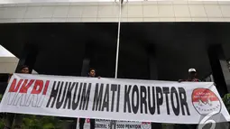 Para aktivis membentangkan spanduk di depan gedung KPK saat memperingati Hari Anti Korupsi Sedunia, Jakarta, Selasa (9/12/2014). (Liputan6.com/Miftahul Hayat)
