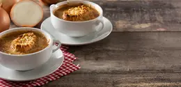 Kalori yang terkandung dalam sup bawang tergolong rendah kalori serta mengandung berbagai nutrisi penting lainnya. [Dok/freepik.com/chandlervid85]