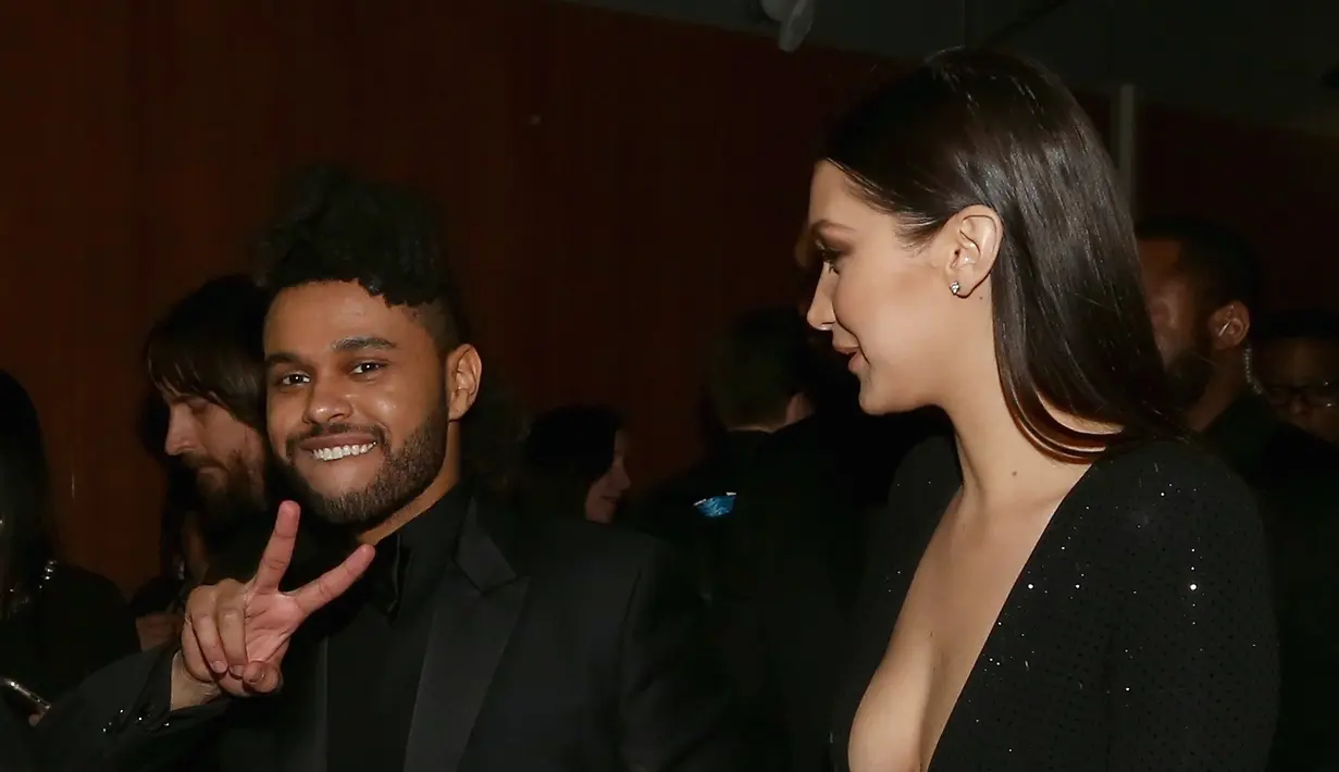 The Weeknd dan Bella Hadid sudah menjalin cinta kurang lebih selama satu tahun, harus diakhiri dengan perpisahan. Meski sudah putus, namun keduanya tetap saling cinta. (AFP/Bintang.com)