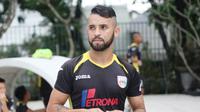 Penyerang baru Mitra Kukar, Marlon da Silva, menilai sepak bola Indonesia sangat dinamis. (Bola.com/Permana Kusumadijaya)