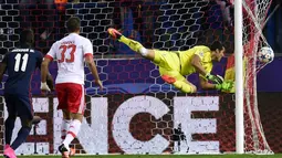 Kiper Benfica, Julio Cesar gagal membendung tendangan pemain Atletico Madrid, Angel Correa, dalam laga Liga Champion di Stadion Vicente Calderon, Madrid, Spanyol, Rabu (30/9/2015). (AFP Photo/Javier Soriano)