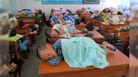 Jika sekolah di Indonesia melarang siswanya untuk tidur di kelas, namun di Cina justru saat siang para siswanya harus tidur siang di kelas.