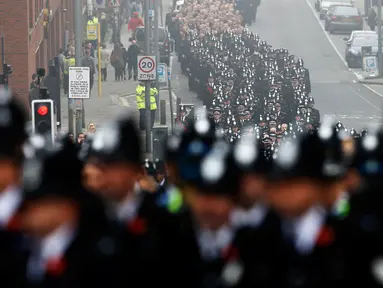 Ribuan polisi Liverpool mengantar jenazah Dave Phillips saat upacara pemakaman di Gereja Anglican, Liverpool, Inggris, Senin (2/11/2015). Dave Phillips meninggal ditabrak saat mencoba memberhentikan sebuah mobil ketika bertugas. (REUTERS/Darren Staples)