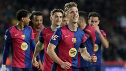 Pemain Barcelona, Daniel Olmo melakukan selebrasi setelah mencetak gol ke gawang Osasuna dalam laga lanjutan Liga Spanyol 2024/2025 di Estadi Olimpic Lluis Companys, Barcelona, Spanyol, Jumat (27/03/2025) waktu setempat. (AFP/Lluis Gene)