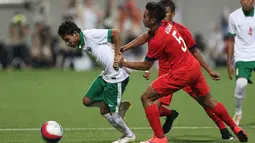 Pemain Indonesia U-23, Evan Dimas Darmono (kiri), berebut bola dengan pemain Singapura U-23. (Bola.com/Arief Bagus)