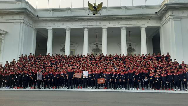 Presiden Joko Widodo atau Jokowi memberikan bonus kepada para atlet, pelatih, dan asisten pelatih SEA Games ke-32 yang berhasil meraih medali pada ajang SEA Games Kamboja 2023.