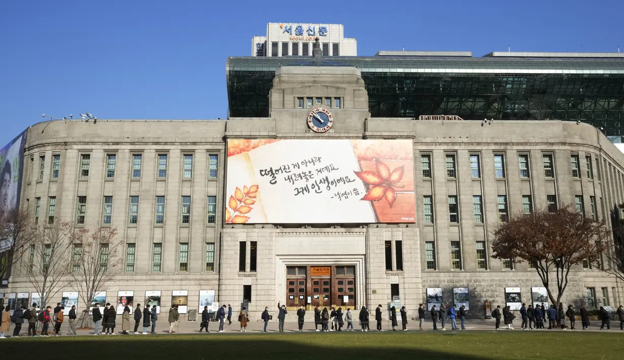 Warga antre untuk melakukan uji COVID-19 di tempat pengujian darurat, Seoul, Korea Selatan, Rabu (24/11/2021). Kasus COVID-19 di Korea Selatan melonjak karena penyebaran varian delta setelah pelonggaran dalam beberapa pekan terakhir untuk meningkatkan ekonomi. (AP Photo/Ahn Young-joon)
