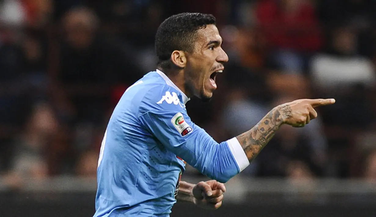 Gelandang Napoli, Allan melakukan selebrasi usai mencetak gol kegawang AC Milan pada Lanjutan liga Italia di Stadion San Siro (4/10/2015). AC Milan Kalah telak atas Napoli dengan skor 0-4. (REUTERS/Giorgio Perottino)