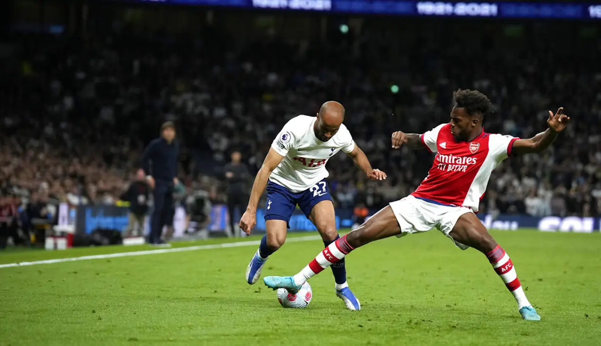 Pemain Tottenham Hotspur Lucas Moura (kiri) berebut bola dengan pemain Arsenal Nuno Tavares pada pertandingan sepak bola Liga Inggris di Stadion Tottenham Hotspur, London, Inggris, 12 Mei 2022. Tottenham Hotspur menang 3-0. (AP Photo/Matt Dunham)