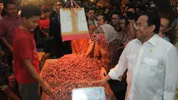 Mendag Rachmat Gobel saat berhenti di lapak pedagang bawang dan mengajak sang pedagang berdialog, Tangerang, Selasa (18/11/2014). (Liputan6.com/Herman Zakharia) 