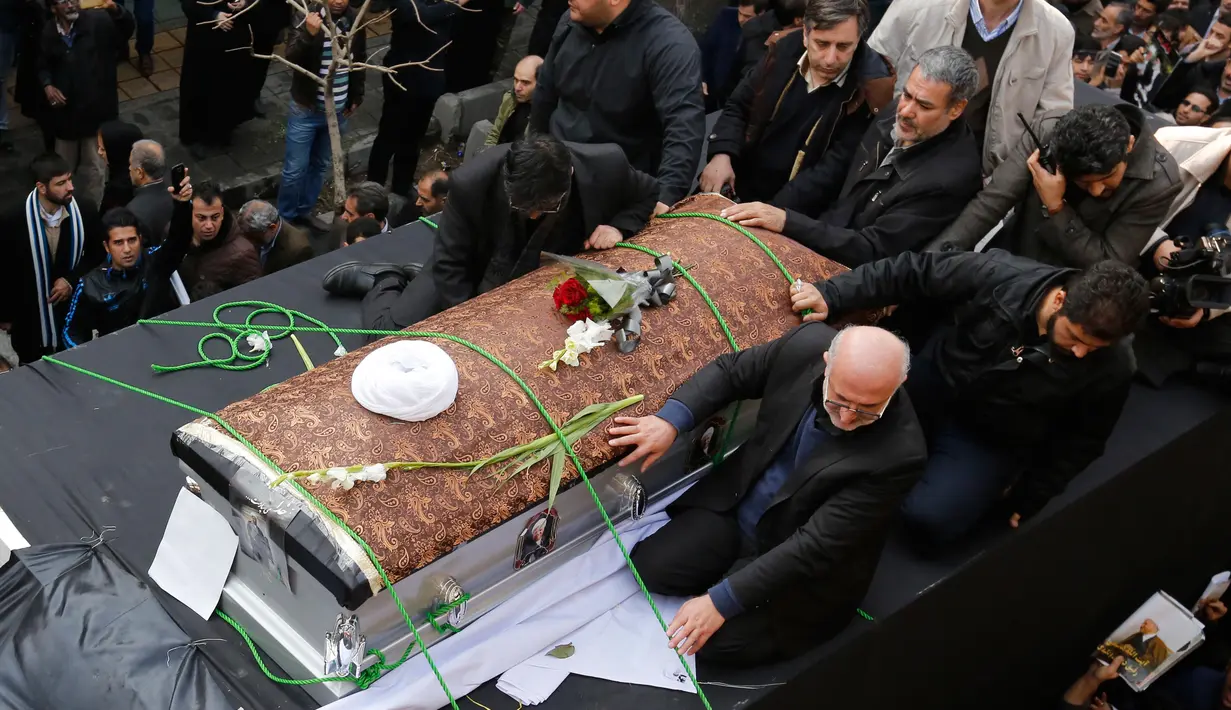 Sejumlah orang ikut mendampingi jenazah Ali Akbar Hashemi Rafsanjani diatas truk saat menuju upacara pemakaman di Teheran, Iran (10/1). (AFP/Atta Kenare)