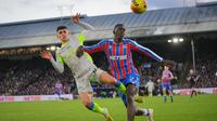 Phil Foden berebut bola dengan Ismaila Sarr dalam laga Liga Inggris antara Crystal Palace vs Manchester City di Selhurst Park, 14 Desember 2025. (AP Photo/Kin Cheung)
