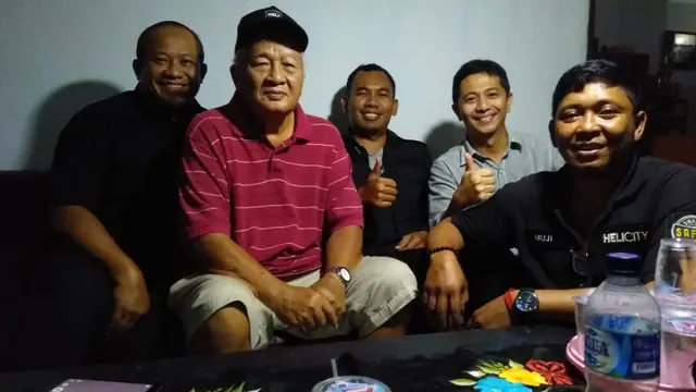 Apakah kakek berkaos merah ini adalah orang yang sama di kereta? © twitter.com/wilmar_eko
