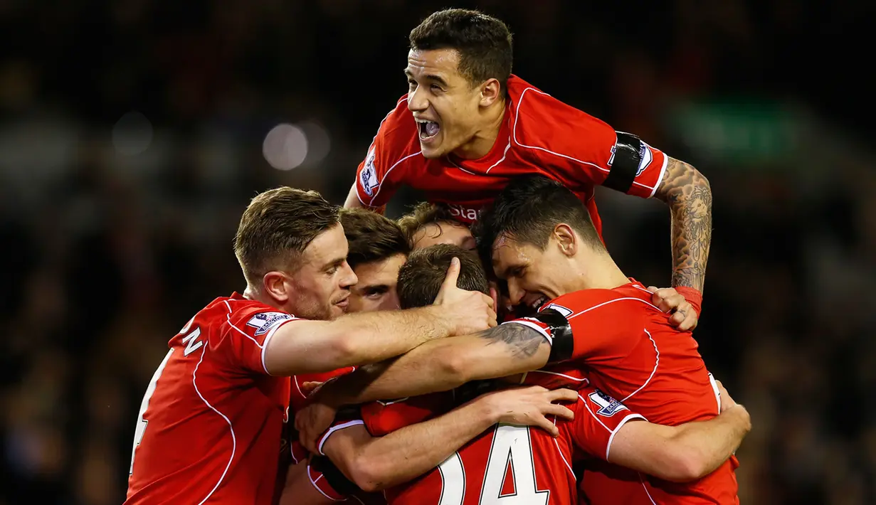 Gelandang Liverpool, Joe Allen merayakan selebrasi bersama pemain lainnya usai mencetak gol ke gawang Newcastle saat Laga Liga Premier Inggris di Anfield Stadium, Senin (13/5/2015). Liverpool menang 2-0 atas Newcastle United. (Reuters/Andrew Yates)