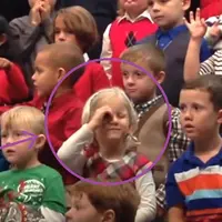 Cinta bisa diungkapkan dengan bahasa apapun, termasuk bahasa isyarat. (Foto: bintang.com)