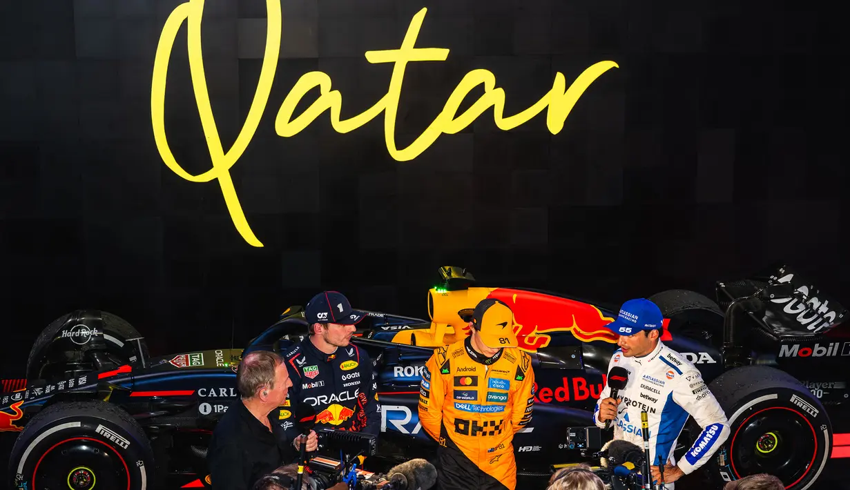 Pembalap Red Bull Racing, Max Verstappen (kiri), pembalap McLaren, Oscar Piastri, dan pembalap Williams, Carlos Sainz sedang memberikan perntaan kepada media setelah Formula 1 GP Qatar 2025 di Sirkuit Lusail, Lusail, Qatar, Minggu (30/11/2025) waktu setempat. (AFP/Andrej Isakovic)