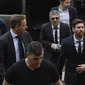 Bintang Barcelona, Lionel Messi (kanan) dan ayahnya, Jorge Horacio Messi mendapat pengawalan ketat saat menuju pengadilan di Kantor Pengadilan Barcelona, (2/6/2016). (AFP/Josep Lago)