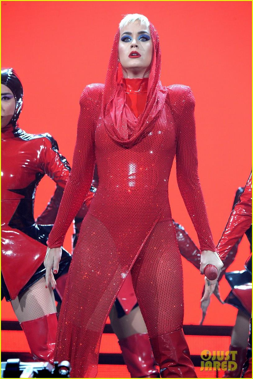 Katy Perry di konser pertamanya dalam tur Witness. (justjared.com)