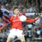 Striker Manchester United, Teddy Sheringham, berebut bola dengan bek Bayern Munchen, Samuel Osei Kuffour, pada laga final Liga Champions di Stadion Camp Nou, Barcelona (26/5/1999). Manchester United menang 2-1 atas Bayern Munchen. (AFP/Eric Cabanis)