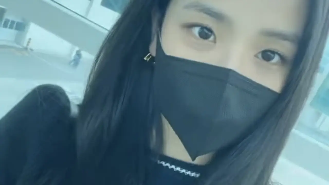 Menuju Paris Fashion Week, Jisoo BLACKPINK Tampil dengan Gaya Rambut Terbaru