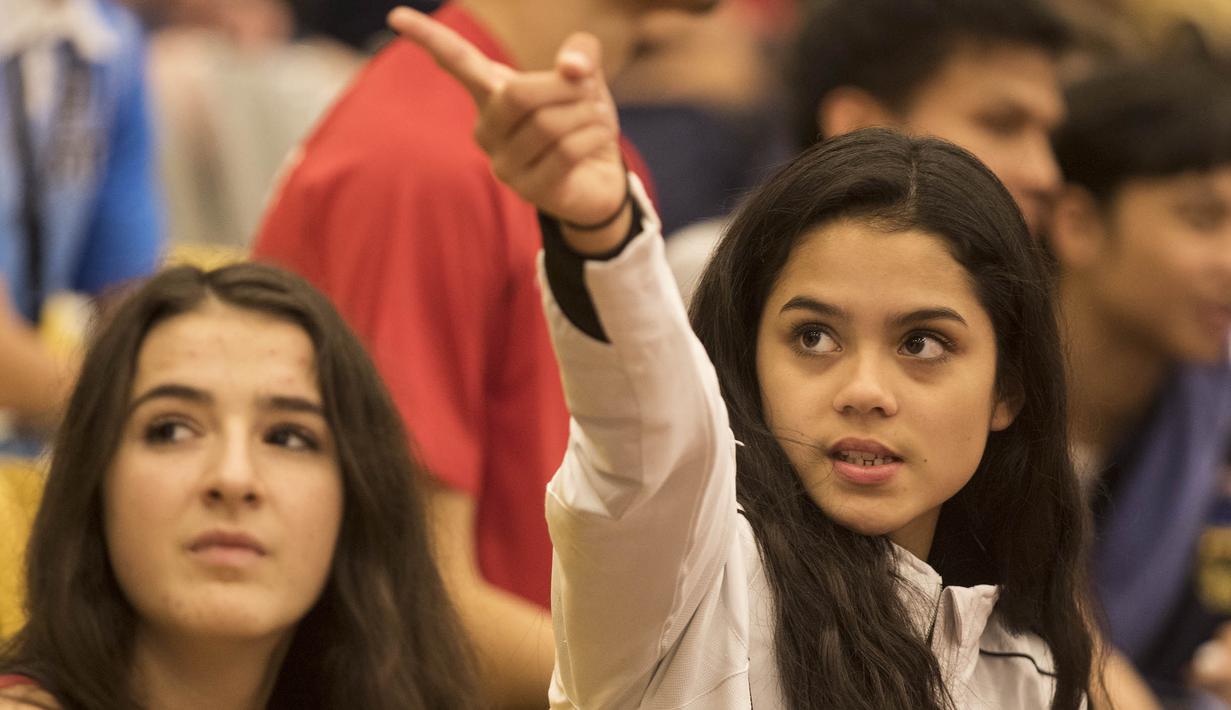 Seorang karateka cantik asal Selandia Baru menunggu giliran tampil pada Kejuaraan Dunia Karate Junior, Cadet, dan U-21 2015. (Bola.com/Vitalis Yogi Trisna)