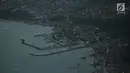 Pemandangan dari udara wilayah Kota Lampung usai diterjang tsunami, Selasa (25/12). Lampung Selatan menjadi salah satu daerah terdampak Tsunami. (Liputan6.com/Zulfikar Abubakar)