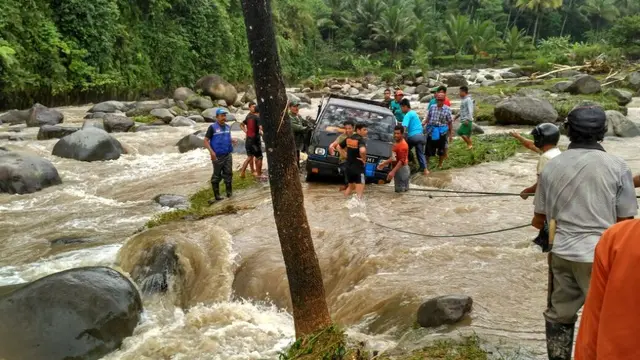 Mobil dan motor hanyut ketika banjir bandang terjadi di Sungai Logaka, Purwokerto (Foto: Liputan6.com/Muhamad Ridlo)