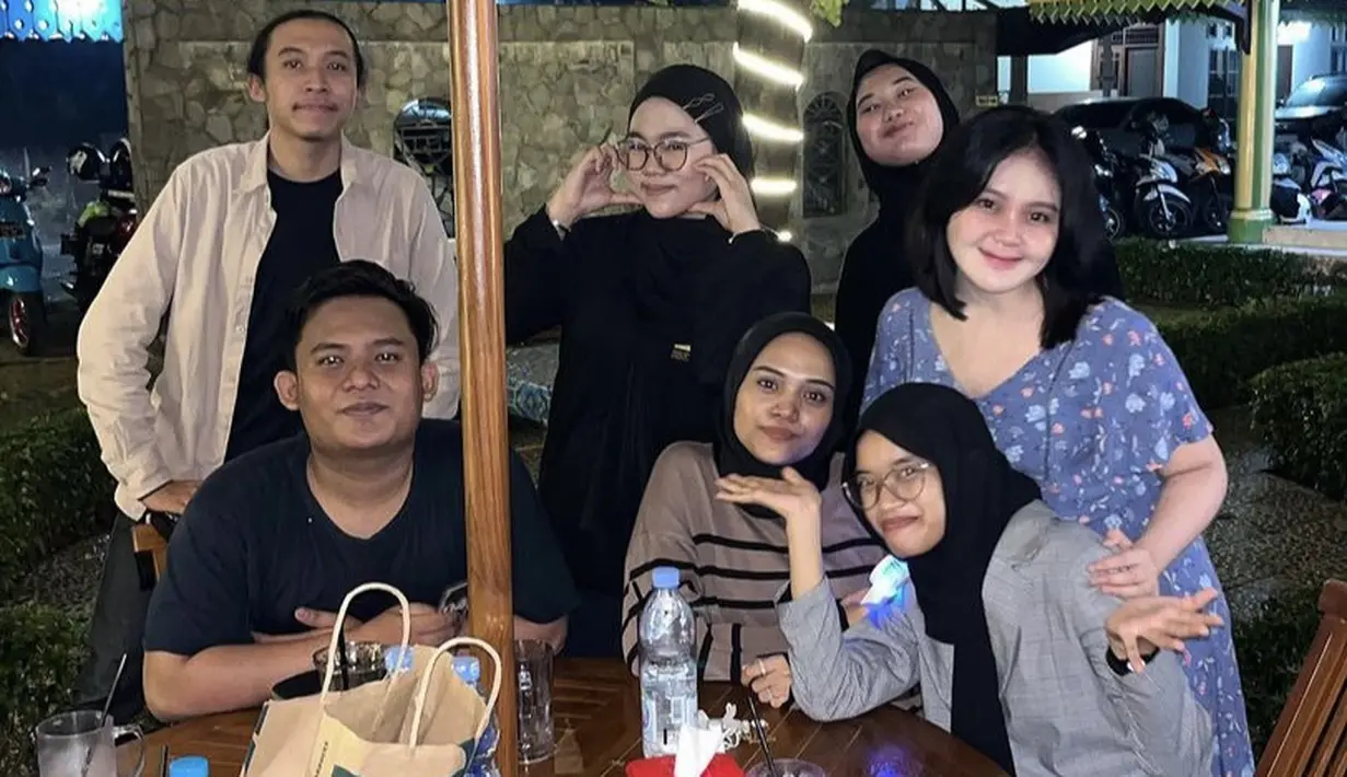 Bersama teman-temannya, Tya tampil dengan mini dress flower warna biru. Wajahnya pun tampil natural tanpa makeup berlebih.  @tsepallegra