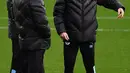 Asisten pelatih Manchester City Mikel Arteta (kanan) berbincang dengan pelatih Manchester City Pep Guardiola (tengah) saat  sesi latihan tim di City Football Academy, Manchester, Inggris, 25 November 2019. Arteta dikabarkan telah mencapai kesepakatan dengan Arsenal. (Photo by Paul ELLIS/AFP)