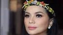 Yanti pun lengkap mengenakan hiasan kepala khas motif Dayak dengan beads warna-warni di atas rambut panjang hitamnya. Wajahnya dipoles dengan blush on pink senada dengan lipstik glossynya. [@yanti.airlangga]