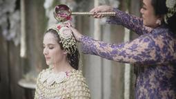 Saat prosesi siraman, Chelsea Islan mengenakan bandana dari ronce bunga melati yang dirangkai bersama kelopak bunga mawar. Banyak warganet yang pangling melihat tampilannya saat siraman. (Liputan6.com/IG/@thebridestory)